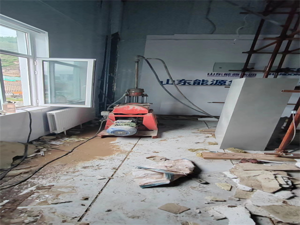 吉阳镇地基基础下沉墙体裂缝加固注浆顶升施工